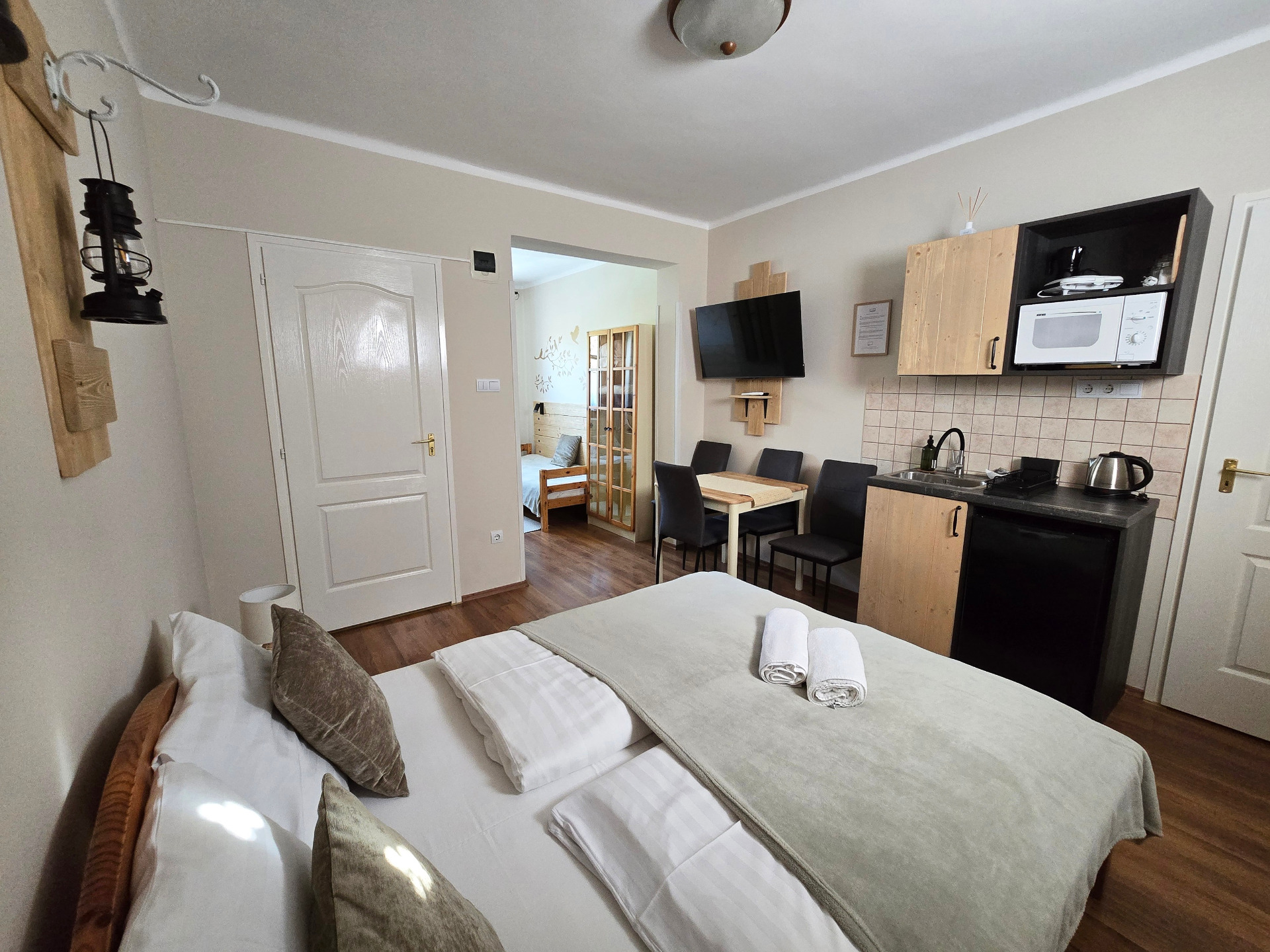 1 double bed + 2 twin beds (2+2 pax)