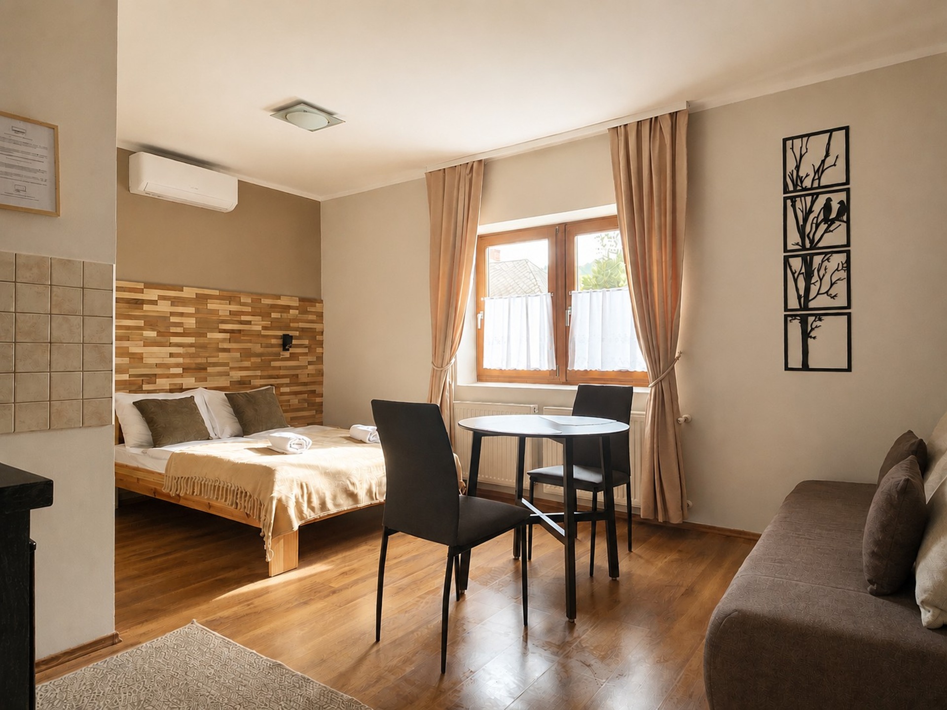 Három fős apartman, egy franciaággyal és egy kanapéággyal. Az apartman saját, zuhanyzós fürdőszobával és teakonyhával rendelkezik.