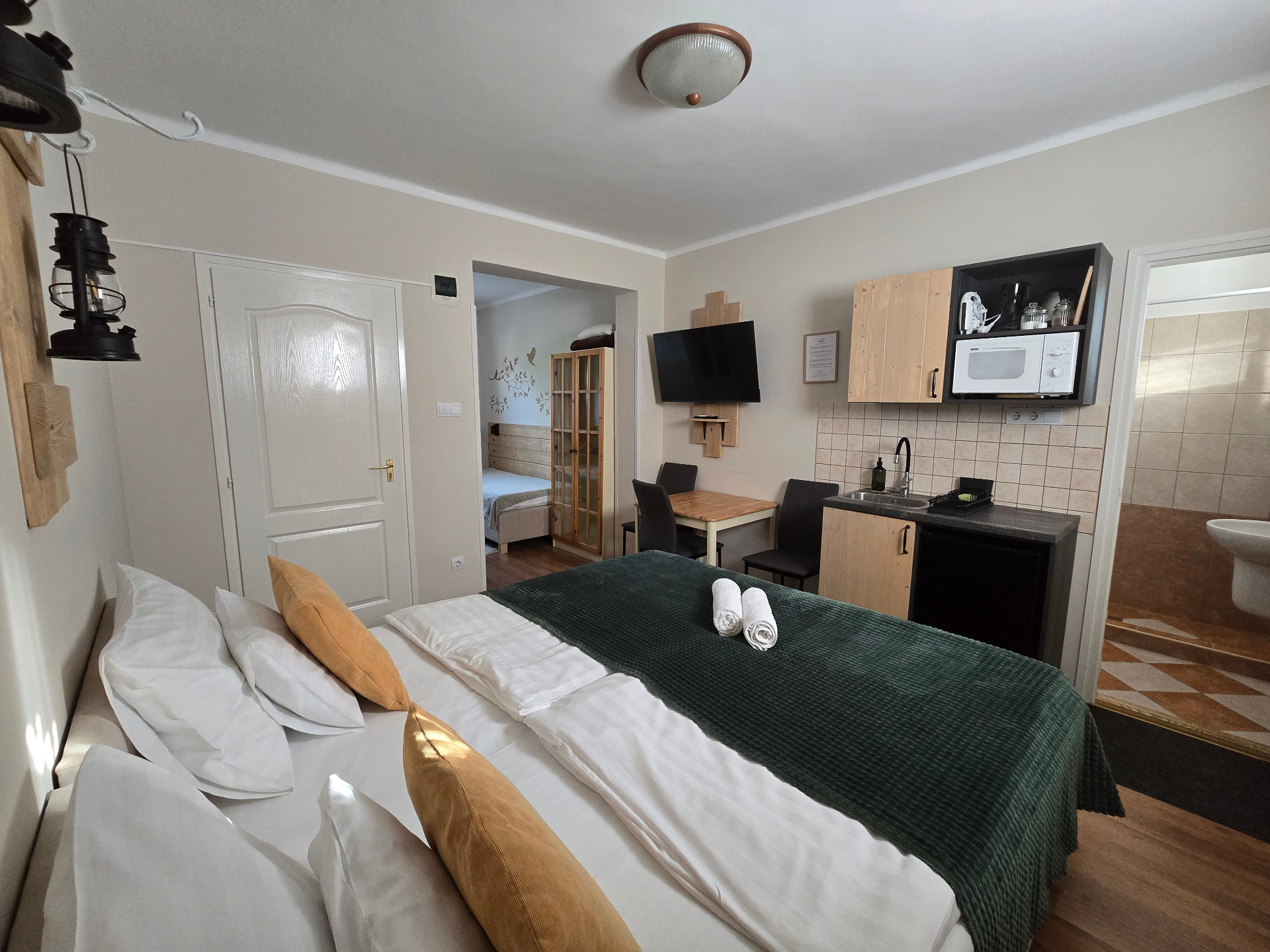 Családi apartman egy franciaággyal és két egyszemélyes ággyal. Az apartman saját zuhanyzós fürdőszobával és teakonyhával rendelkezik.